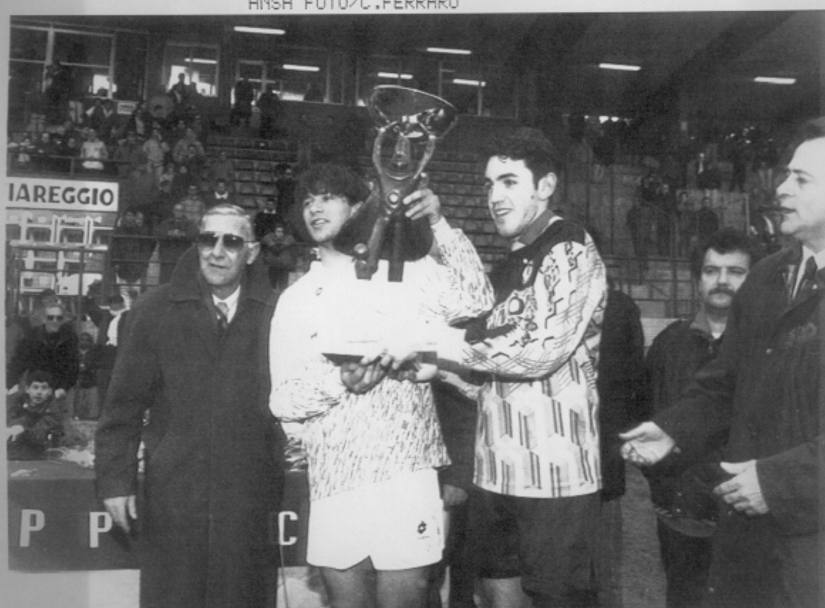 Alessio Tacchinardi, scoperta di Mino Favini (scomparso oggi a 83 anni), con il portiere Ambrosio solleva la coppa vinta con l&#39;Atalanta al Torneo di Viareggio nel 1993. 